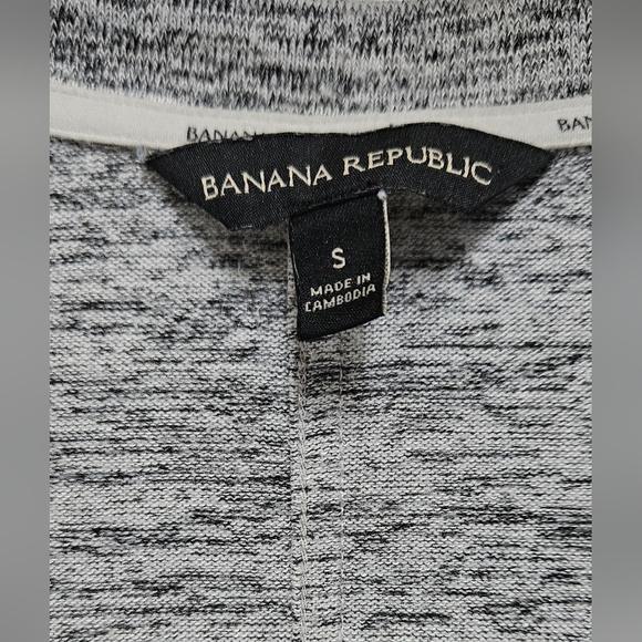 Banana Republic Heathered Black and White Long Sleeve V-Neck Top. - Picture 7 of 7